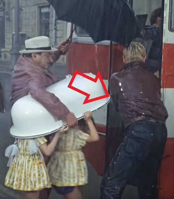 6. В первых кадрах фильма «Операция «Ы» и другие приключения Шурика» Шурик попадает под ливень, его куртка промокает насквозь, но уже в автобусе, оказывается одет в практически сухую куртку.