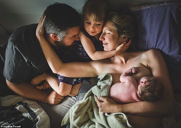 Sıcak kucaklaşma: Aylardır büyük bir heyecanla bekledikleri bebeklerini kucağına alan ailenin en güzel dakikaları...