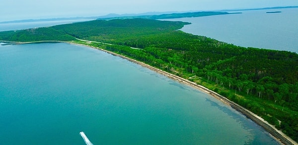 8. Полоса суши, соединяющая два материка, разделенные водой, называется...