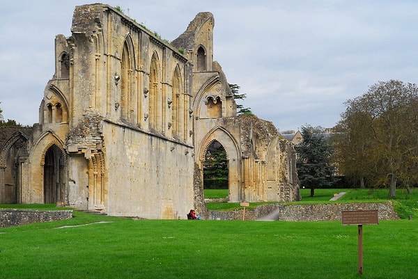 10. Какая легендарная пара считается погребенной в Гластонбери, Сомерсет, Англия?