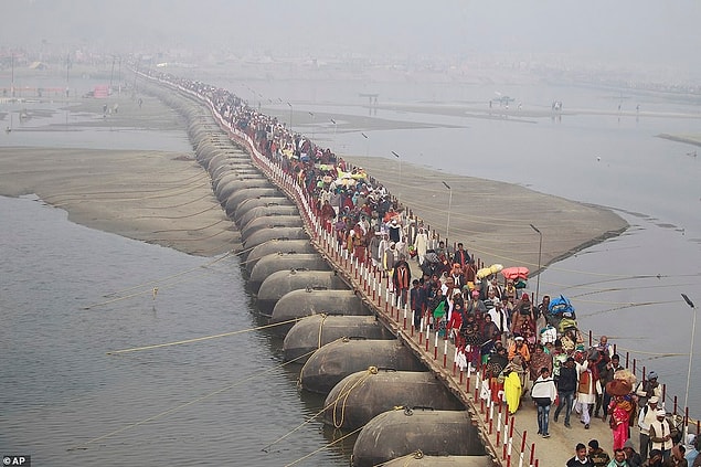 Hinduların mega festivali Kumbh Mela, kutsal nehirlerde günahlarından arınıp ölümsüzlüğe erişmek için yıkanan milyonlarla dolup taşıyor.