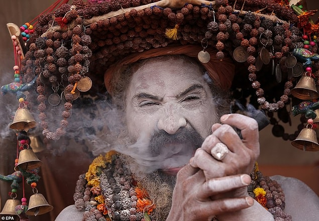 Hindu mitolojisinde kökenleri olan Kumbh Mela, ölümsüzlük nektarından birkaç damlanın festivalin düzenlendiği yerlere düşüşünü konu alıyor.