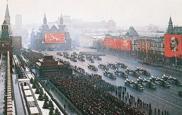 9. В какие дни в Советском Союзе ежегодно проводился военный парад на Красной площади?