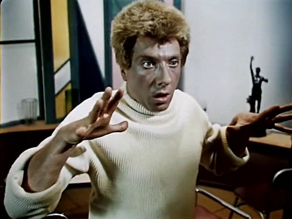 4. Как звали персонажа Сергея Юрского в фильме "Человек ниоткуда?