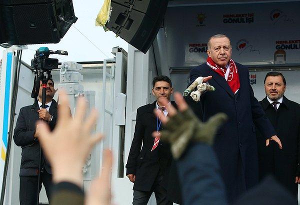 Seçim şarkısına eşlik eden Erdoğan, vatandaşlara bez torba dağıttı.