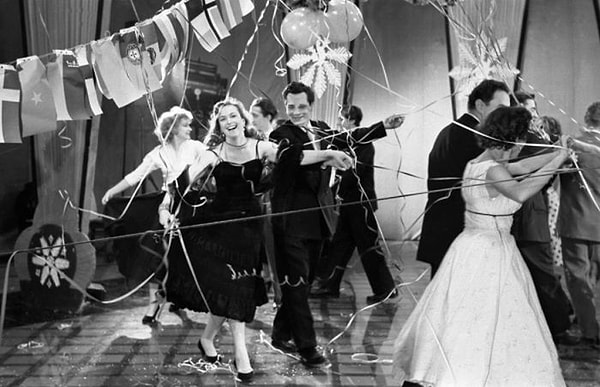 2. Эта музыкальная и развлекательная передача, премьера которой состоялась в 1964 году, изначально выпускалась и на 8 марта, и на 1 мая. Но затем она начала выходить один раз - на Новый год.