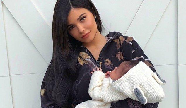 13. Yine Kardashian ailesinden Kylie Jenner, kızı Stormi'yi ziyaret edenlerin, onu herhangi bir mikroptan korumak için tıbbi maskeler giymeleri konusunda ısrar ediyor.