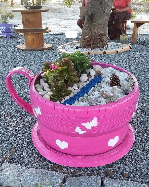 13. Шины давно используют в оформлении клумб, но такой милой шины, скорее всего, вы еще не встречали