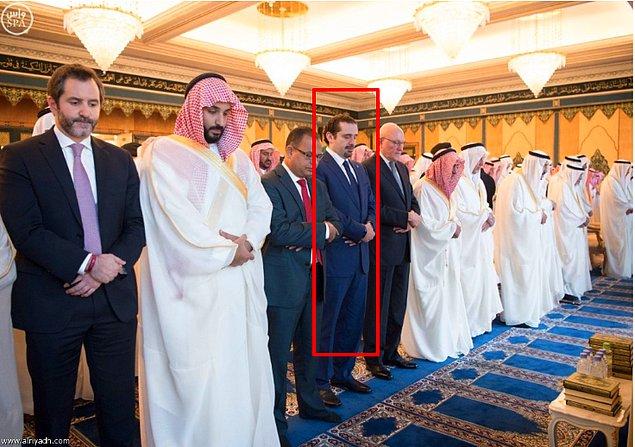 Ancak, fotoğrafın Cumhurbaşkanı Erdoğan’ı camide ayakkabıyla namaz kılarken gösterdiği iddiası doğru değil.