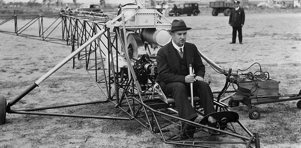 26. Как звали знаменитого авиаконструктора Сикорского?