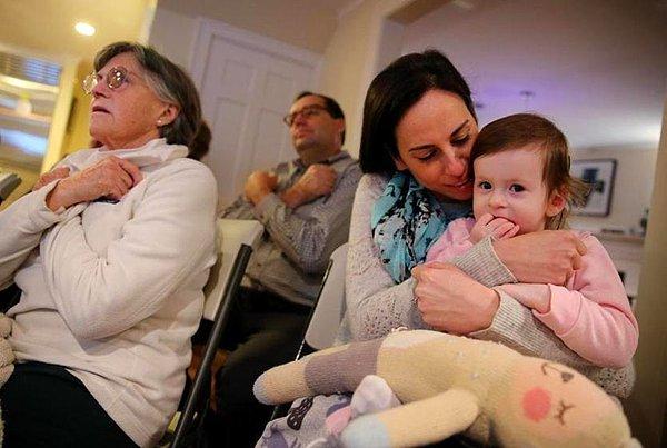 2 yaşındaki işitme engelli Samantha Savitz, ailesi ve yaşadıkları mahalledeki insanlar Amerikan işaret dili öğrendiler.
