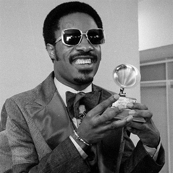 6. Grammy Ödülleri tarihinde üç ayrı gecede beş veya daha fazla ödül kazanan tek sanatçı. Unutulmaz şarkıcı ve söz yazarı Stevie Wonder 25 Grammy sahibi.
