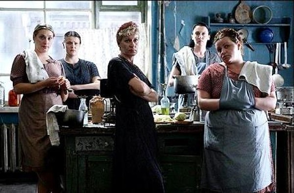 8. Что являлось основным развлечением жителей в коммунальной квартире?