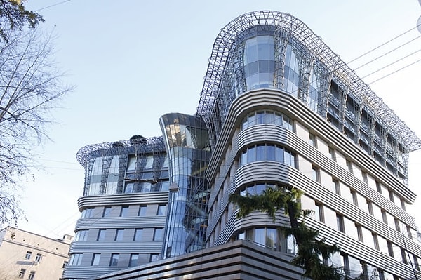 4. Это жилой дом "Стольник" в Москве. Кто его спроектировал?