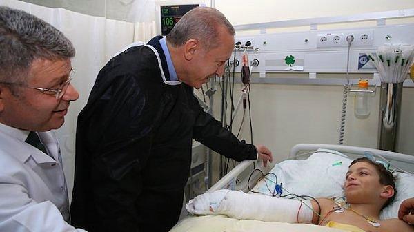 Enkaz altından sağ olarak çıkartılarak hastaneye sevk edilen küçük Tayyip'i Cumhurbaşkanı Erdoğan ve Trabzonsporlular hastanede ziyaret etmiş, bordo mavili ekibin formasını forması hediye etmişlerdi.