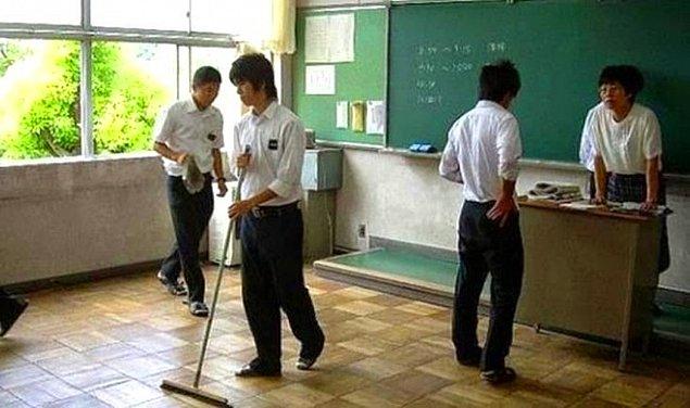 3. Birçok Japon okulunda temizlik görevlisi çalışmıyor. Öğrenciler kendi okullarını kendileri temizliyorlar.