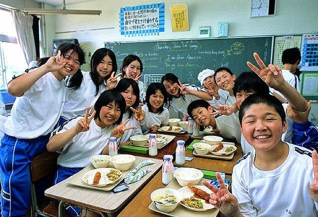 4. Japonya'daki okullarda yenen yemekler herkes için aynı oluyor ve sınıflarda yeniyor.