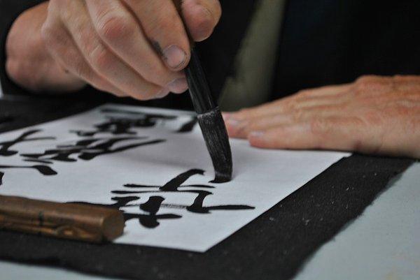 6. Geleneksel derslerin dışında, Japon öğrenciler kaligrafi ve şiir sanatı öğreniyorlar.