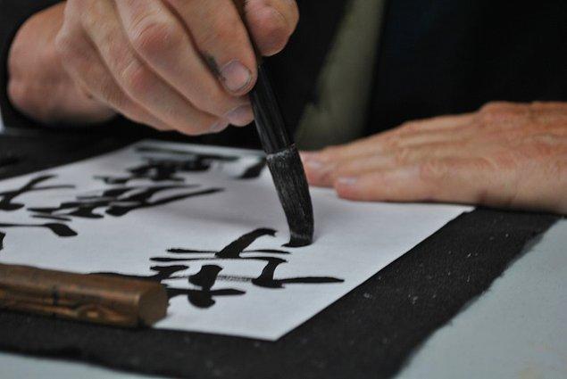 6. Geleneksel derslerin dışında, Japon öğrenciler kaligrafi ve şiir sanatı öğreniyorlar.