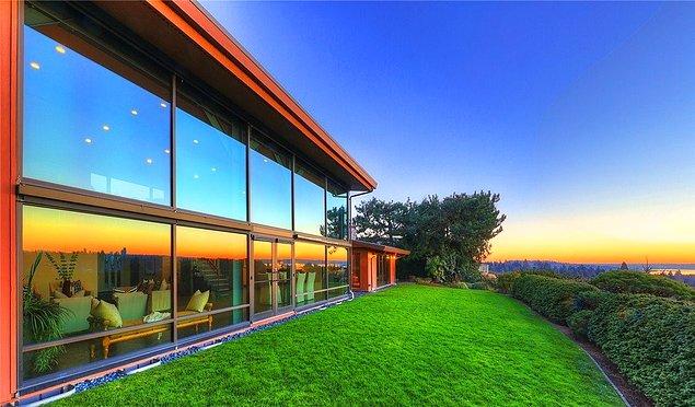 Microsoft'un kurucusu Satya Nadella'nın evi ise dillere destan. 3,5 milyon dolarlık evi ay pardon malikanesi hem geniş hem de lüks içinde.