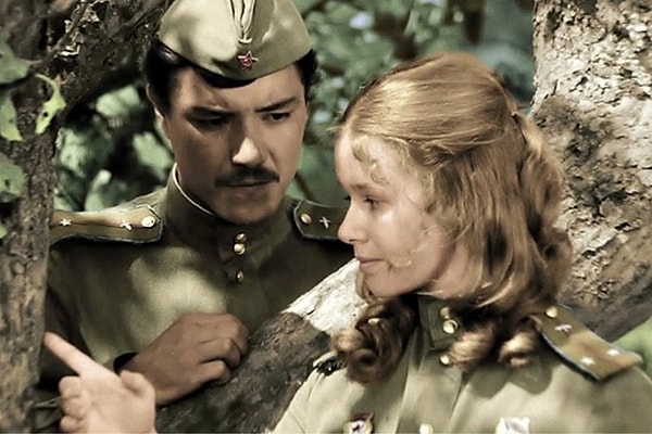 6. Что в известной песне собирала в саду смуглянка?