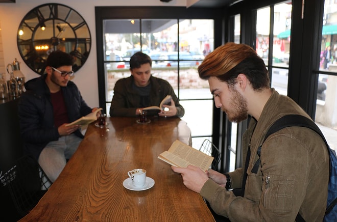 Bu Kuaförde Telefon Kullanmak Yasak: Tıraş Sırasında Müşterilerini Kitap Okumaya Teşvik Eden Mustafa Atadil