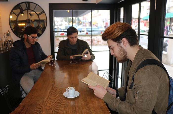 Bu Kuaförde Telefon Kullanmak Yasak: Tıraş Sırasında Müşterilerini Kitap Okumaya Teşvik Eden Mustafa Atadil