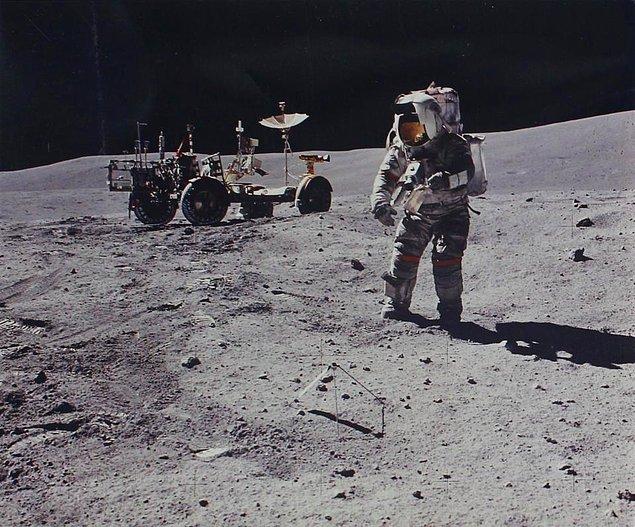 2. Astronot Charles Duke'un 1972'de çekilmiş ay yürüyüşü.