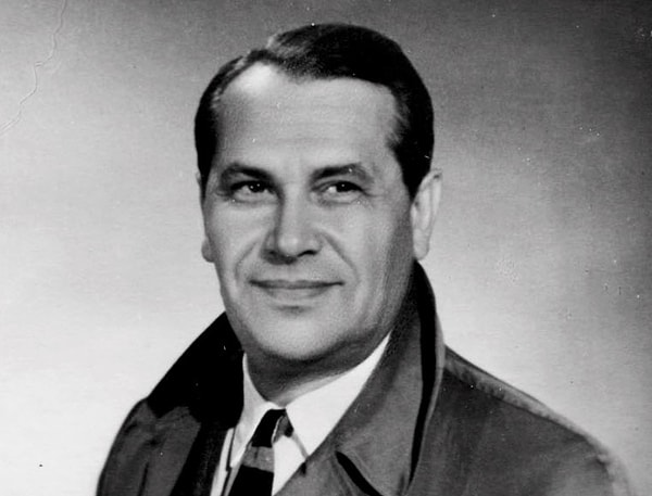 6. Назовите имя этого артиста.