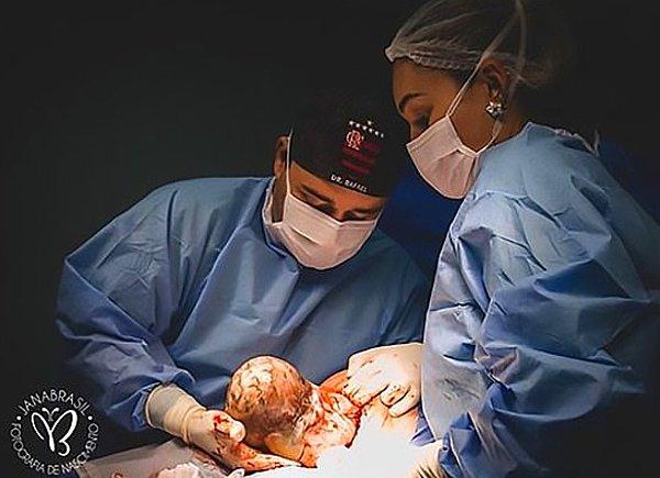 Fotoğraflarda, sezaryen doğum yapan anne Monyck ve yeni doğan Noah'ı henüz amniyotik kesesindeyken görebilirsiniz.