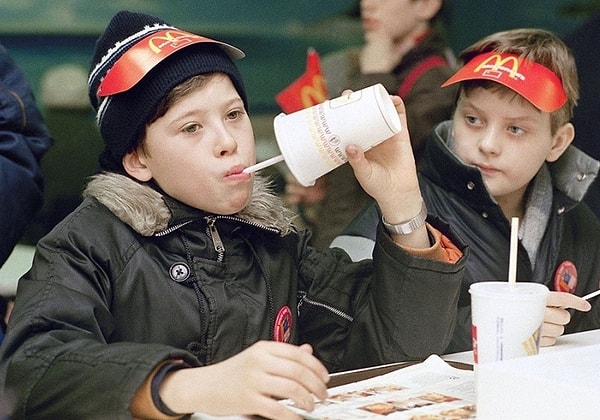 2. Свой день рождения вы хоть раз праздновали в «Макдоналдсе». В отдельной детской комнате с клоуном, конкурсами и, конечно же, бургерами с картошкой фри