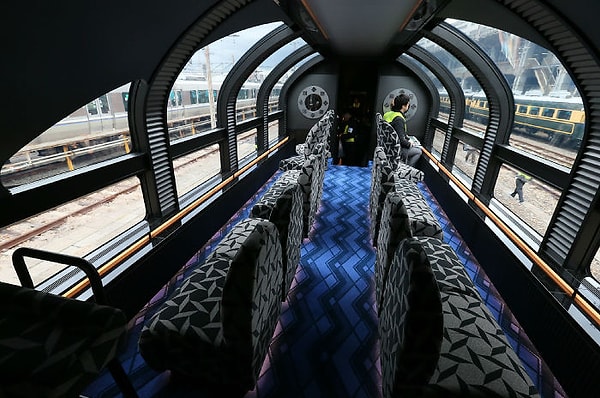 16. В таких роскошных поездах есть уютные залы с настоящими каминами, а еще рестораны с панорамными окнами и меню, разработанное шеф-поварами, отмеченными звездами Мишлен.