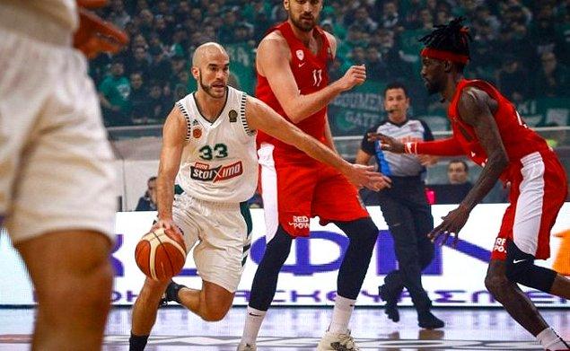 Olympiakos Basketbol Takımı, başkent Atina'daki OAKA Arena'da oynanan ve ilk devresi Panathinaikos'un 40-25 üstünlüğüyle sona eren yarı finalde, hakem kararlarından memnun olmadığı gerekçesiyle ikinci yarıda sahaya çıkmama kararı aldı.