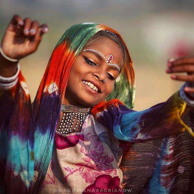 13. Sagina, Kalbelia kastından güzel bir kız, Pushkar Fuarı'nda dans ediyor.