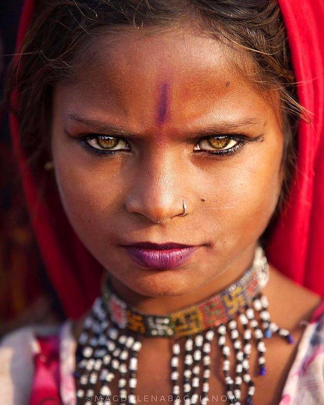 22. Pushkar fuar alanında, Kalbelia kastından güzel bir kızın portresi;