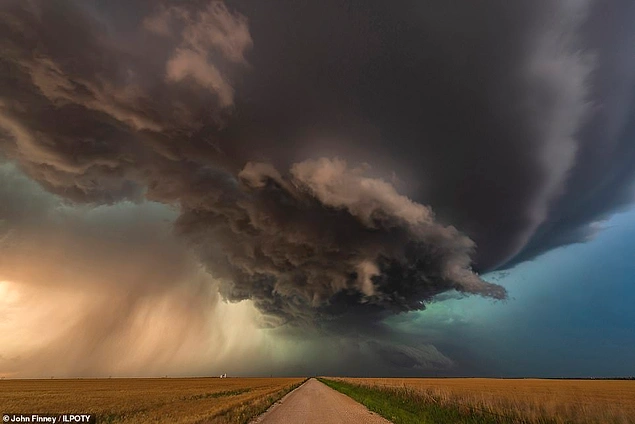 Birleşik Krallık'tan John Finney, bu fotoğrafı Oklahoma'daki Waynoka ve Enid arasında seyahat ederken çekmiş.