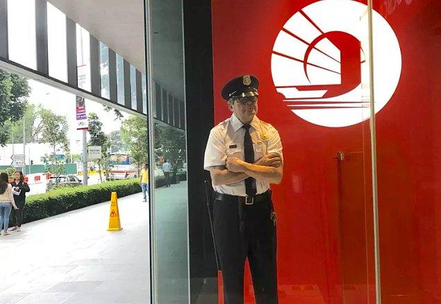 13. Singapur'daki bankalar, kötü insanları korkutmak için güvenlik görevlilerinin balmumu figürüne sahiptir.