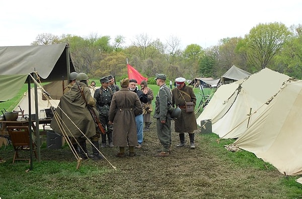 Да, это было довольно опасно, но вашему другу удалось получить необходимые материалы из лазарета. Теперь вам нужно собрать паек, чтобы не умереть от голода в жестких условиях сибирских лесов. Вы пробрались на склад и видите, что только что на смену зашли двое солдат. Они спросили, что вы делаете на складе в это время. Вы сумели выкрутиться, и они налили вам рюмку водки, сказав, что вы должны выпить ее со словами: "Да здравствует маршал ..."! Назовите фамилию этого великого маршала.