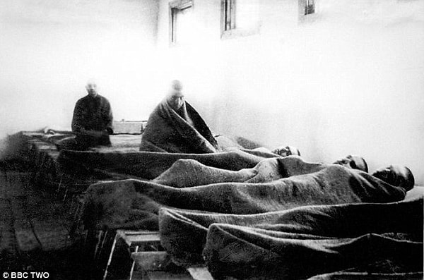 В результате затеянной вами драки, вы вышли из нее победителем. Однако конец этого происшествия был не очень радужным для вас: охранники безжалостно избили вас. Вы открыли глаза в бараке, и один из заключенных позаботился о вас, обработав ваши раны. Увидев ваши силу и смелость, проявленную в драке, он поверил в вас и сообщил собственный план побега, попросив вашей помощи. Ваш ответ: