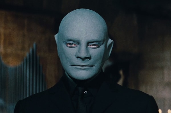 11. Какой милиционер пытался поймать Фантомаса?