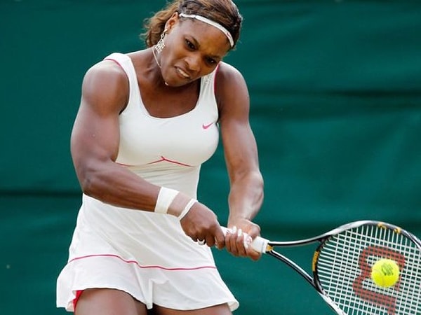 9. Серена Уильямс носит с собой на корт предметы, приносящие ей удачу, например, стул или тапочки