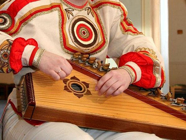 12. Как величают этот музыкальный инструмент?