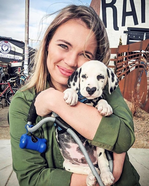 4. Крохотный щенок быстро вырос и сразу начал проявлять свою яркую индивидуальность и активный характер.