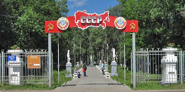 5. Что держала в руке скульптура девушки, которую часто можно было встретить в парках?