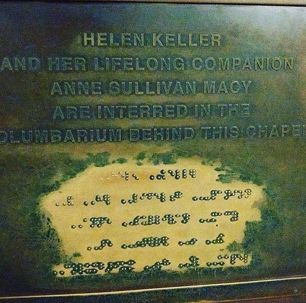 16. Helen Keller'ın mezarındaki görme engelliler için yazılan kabartma yazı, ölümünden sonra geçen onlarca yılda mezarı çok fazla sayıda görme engelli ziyaret ettiği için yıpranmış: