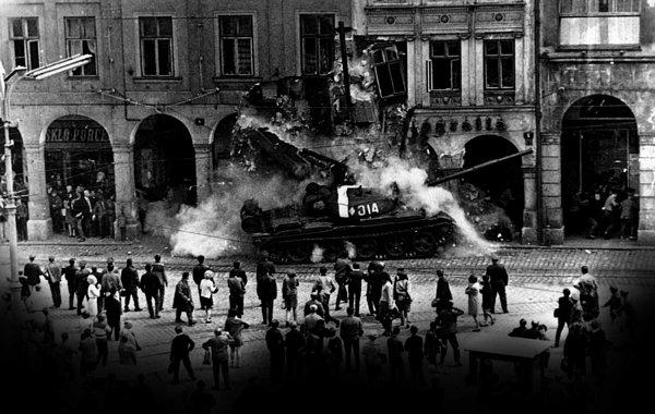 1989: Sovyetler Birliği'nin, Prag Baharı olarak adlandırılan olaylar sonucunda Çekoslovakya'yı işgalini protesto etmek için kendini yakan Çek öğrencinin mezarına çiçek koyan yazar Vaclav Havel, 9 ay hapse mahkum oldu.