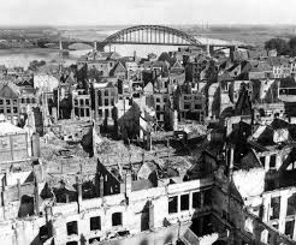 1944:ABD savaş uçakları, Hollanda kentleri Nijmegen, Arnhem, Enschede ve Deventer'i yanlışlıkla bombaladı; sadece Nijmegen'de 800 kişi öldü.