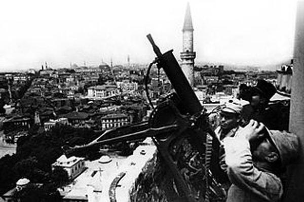 1945: Türkiye, Nazi Almanyası ve Japon İmparatorluğu'na savaş ilan etti.