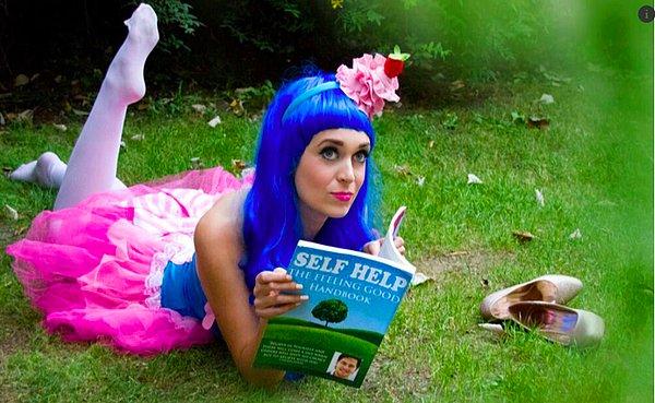 ... Katy Perry, kendisini daha iyi hissedebilmek için kişisel gelişim kitabı okuyor.