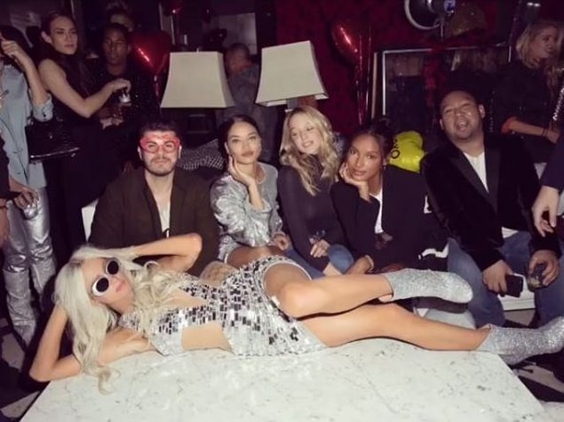 Hilton otellerinin varisi Paris Hilton, yeni yaşına Manhattan'da kutlama yaparak girdi.